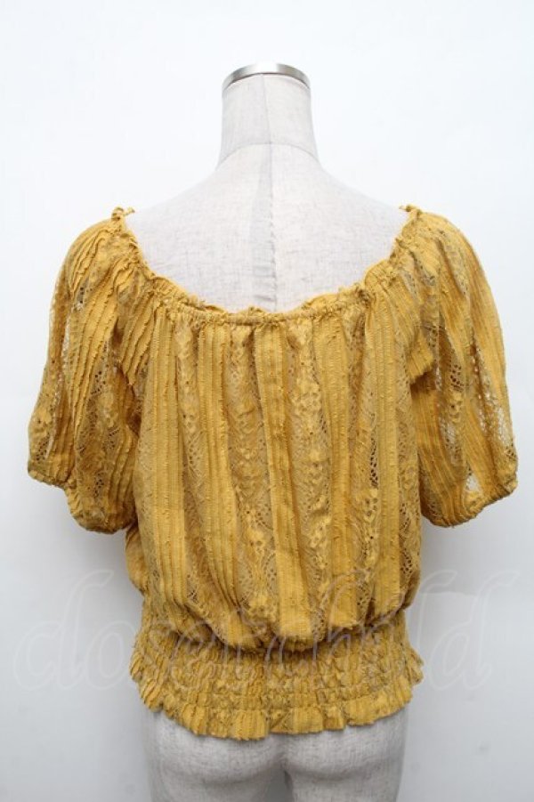 画像2: axes femme / 総レース裾シャーリングトップス  からし S-26-02-18-044-AX-TO-HR-ZS (2)