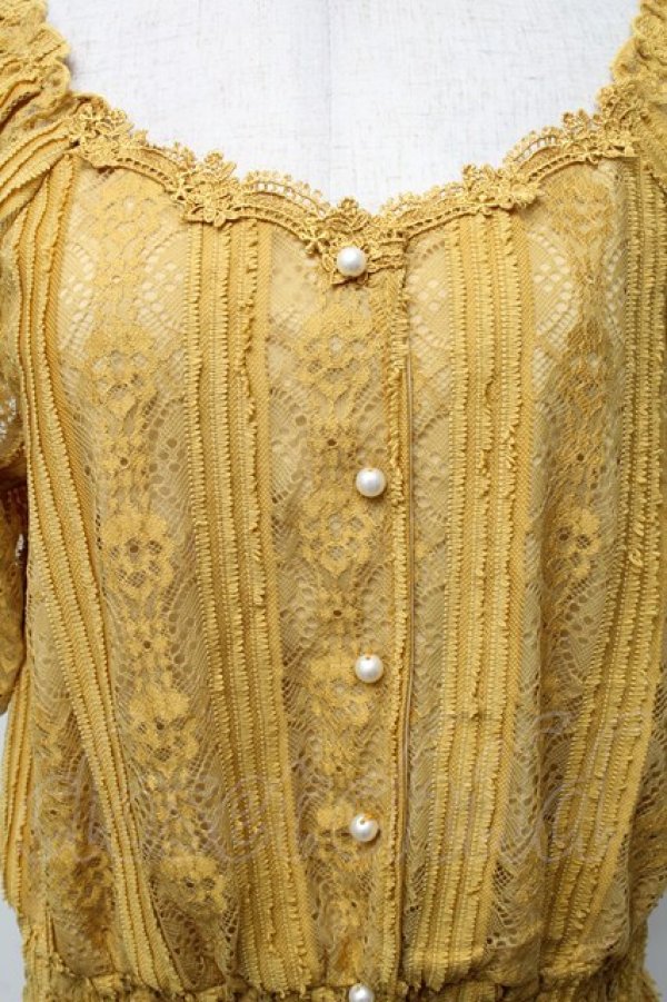 画像3: axes femme / 総レース裾シャーリングトップス  からし S-26-02-18-044-AX-TO-HR-ZS (3)