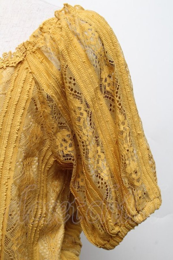 画像4: axes femme / 総レース裾シャーリングトップス  からし S-26-02-18-044-AX-TO-HR-ZS (4)