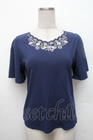 画像: axes femme / 花刺繍スカラップレースプルオーバー  紺 S-26-02-18-045-AX-TO-HR-ZS