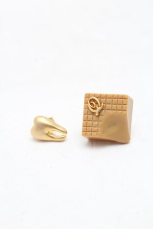 画像: Q-pot. / キャラメル&トゥースピアス  ブラウン S-26-02-18-002-QP-AC-AS-ZS