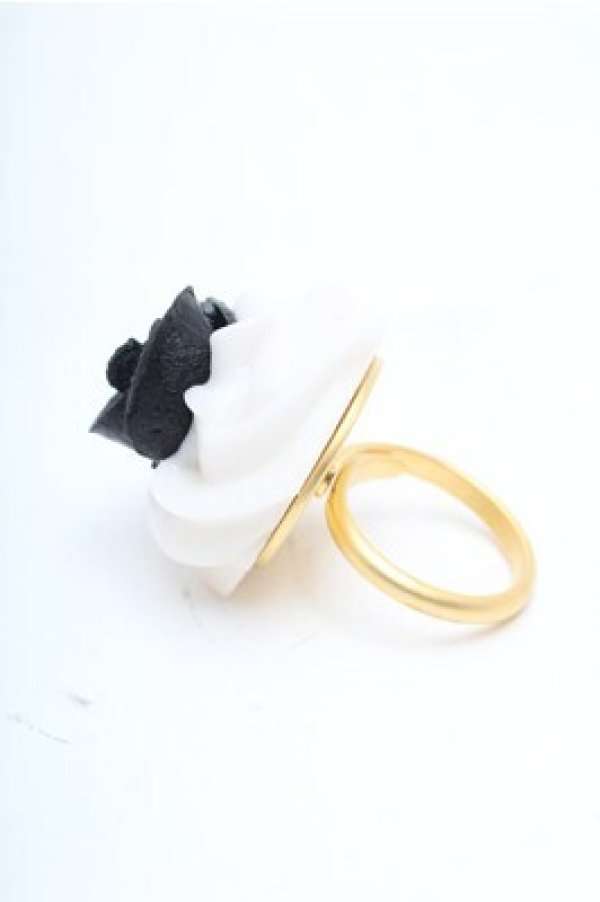 画像2: Q-pot. / クラシックローズ ホイップクリーム リング  白ｘ黒 S-26-02-19-021-QP-AC-AS-ZS (2)