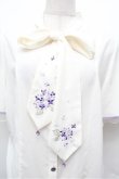 画像2: axes femme / 紫陽花刺繍リボンブラウス  キナリ S-26-02-20-016-AX-BL-HR-ZS (2)