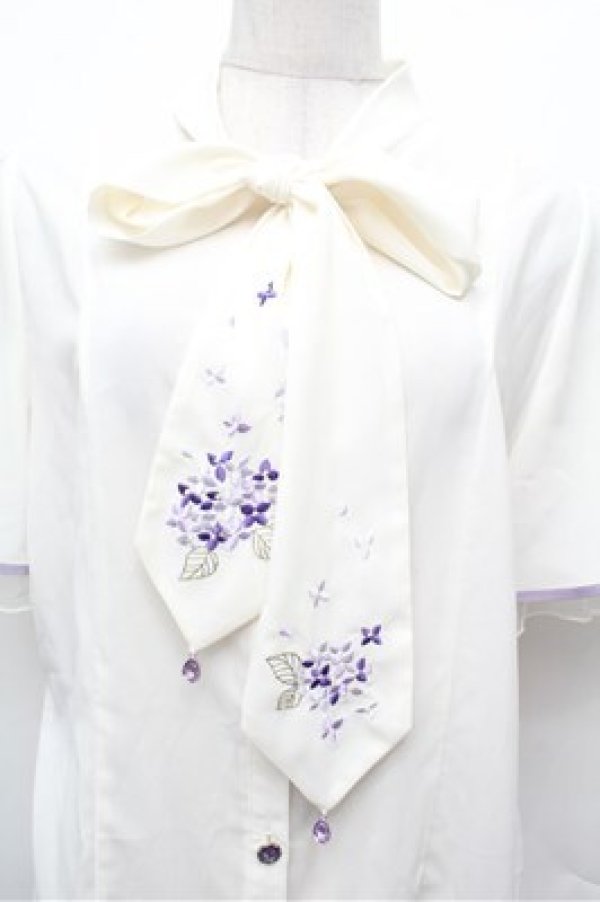 画像2: axes femme / 紫陽花刺繍リボンブラウス  キナリ S-26-02-20-016-AX-BL-HR-ZS (2)