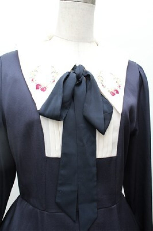 画像3: axes femme / ストロベリー刺繍ワンピース  ネイビー S-26-02-22-052-AX-OP-TE-ZS (3)