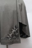 画像2: axes femme / 刺繍入バイカラーアシメスカート  カーキ S-26-02-25-058-AX-SK-AS-ZS (2)