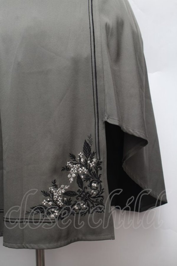 画像2: axes femme / 刺繍入バイカラーアシメスカート  カーキ S-26-02-25-058-AX-SK-AS-ZS (2)