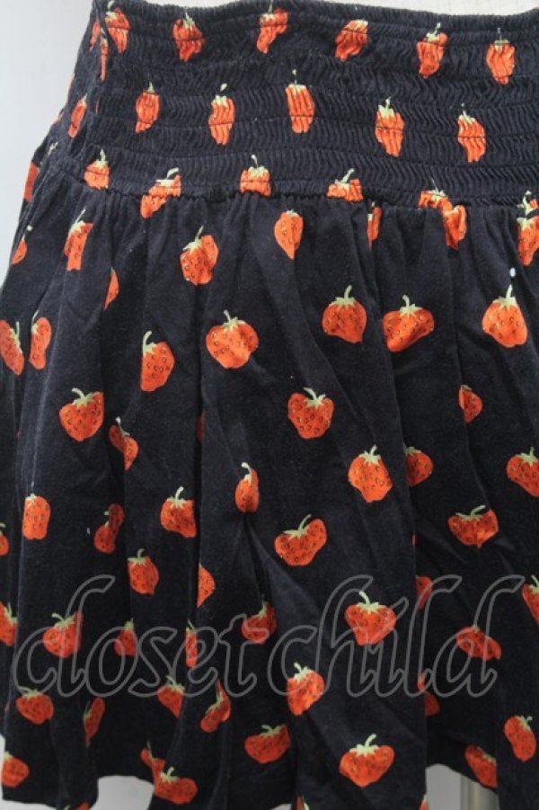 画像3: Candy Stripper / いちご柄スカート  黒 S-26-02-28-056-PU-SK-HR-ZS (3)