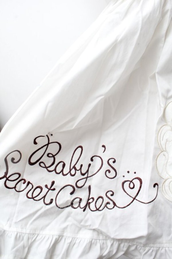 画像2: BABY,THE STARS SHINE BRIGHT / Secret Cake Factoryエプロン  白 S-26-03-01-042-BA-OP-HR-ZS (2)