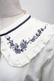 画像3: axes femme / ブーケ刺繍フリル襟ブラウス  アイボリー S-26-03-04-045-AX-BL-HR-ZS (3)
