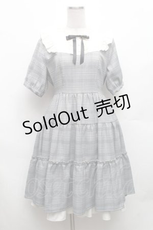 画像: axes femme / リボンブローチティアードワンピース  白ｘグレー S-26-03-06-046-AX-OP-HR-ZS