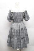 画像2: axes femme / リボンブローチティアードワンピース  白ｘグレー S-26-03-06-046-AX-OP-HR-ZS (2)