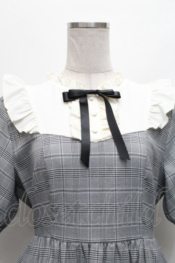 画像3: axes femme / リボンブローチティアードワンピース  白ｘグレー S-26-03-06-046-AX-OP-HR-ZS (3)