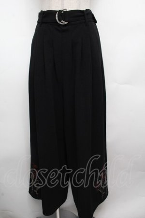 画像: axes femme / リリー刺繍タック入ワイドパンツ  黒 S-26-03-08-057-AX-PA-AS-ZS