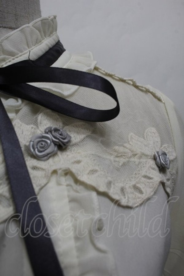 画像2: axes femme POETIQUE / 巻き薔薇デザインフリルブラウス  アイボリー S-26-03-14-013-AX-BL-HR-ZS (2)