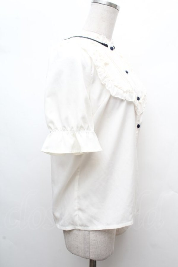 画像2: axes femme POETIQUE / 花ブローチ付プチスタンドブラウス  アイボリー S-26-03-14-016-AX-BL-HR-ZS (2)