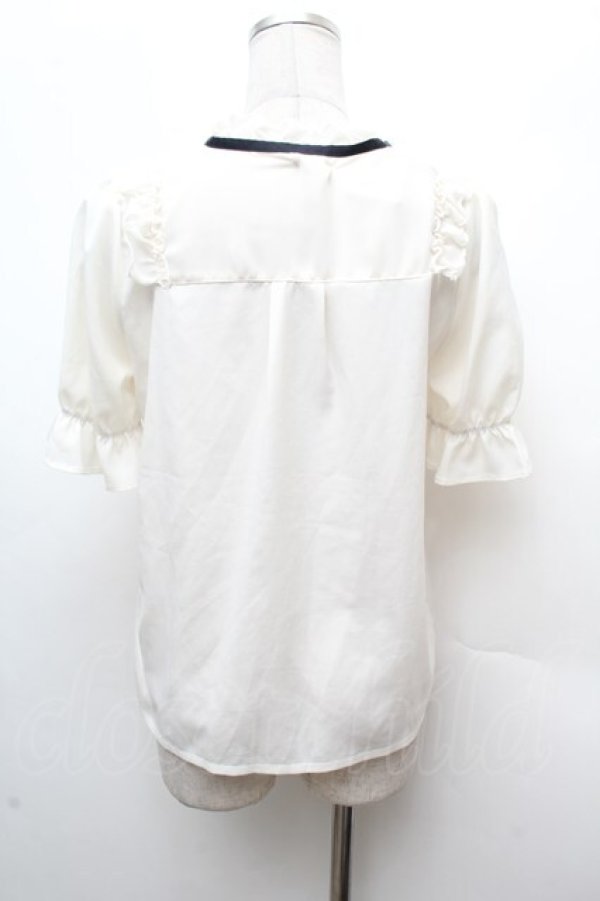 画像3: axes femme POETIQUE / 花ブローチ付プチスタンドブラウス  アイボリー S-26-03-14-016-AX-BL-HR-ZS (3)