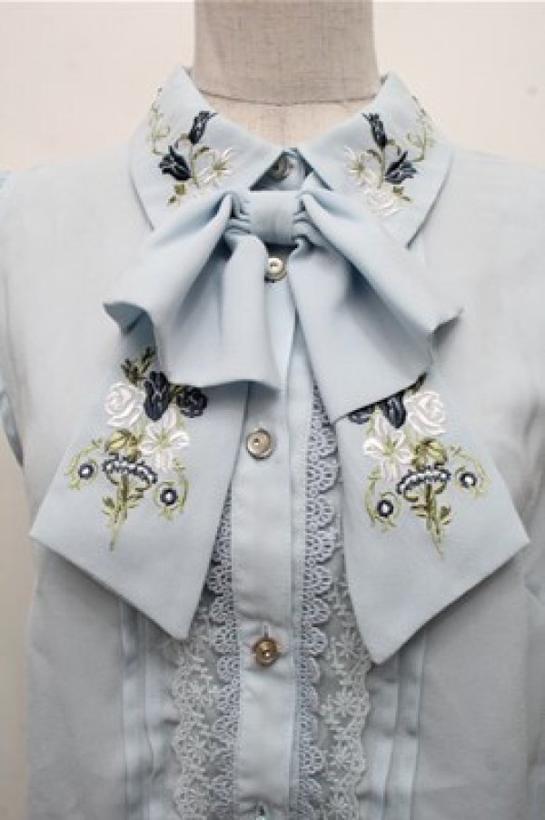 画像3: axes femme / 刺繍リボンノースリーブブラウス  サックス S-26-03-15-036-AX-BL-HR-ZS (3)