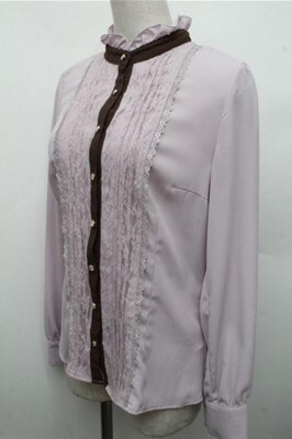 画像3: axes femme POETIQUE / タックレーススタンドネックブラウス  ラベンダー S-26-03-15-032-AX-TO-HR-ZS (3)