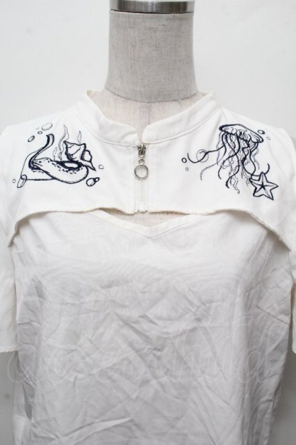 画像4: axes femme POETIQUE / ダークマリン肩開き刺繍ブラウス  白 S-26-03-19-003-AX-BL-AS-ZS (4)