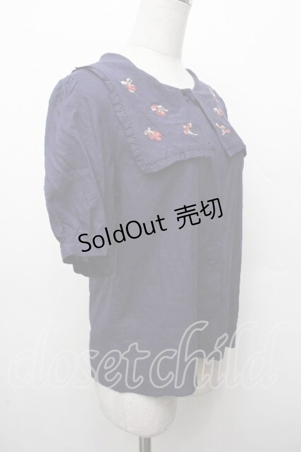 画像3: Fi.n.t / クランベリー刺繍スクエア衿ブラウス  紺 S-26-03-19-019-CA-BL-AS-ZS (3)