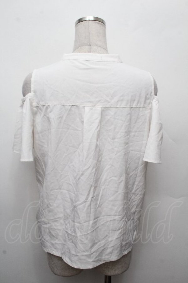 画像2: axes femme POETIQUE / ダークマリン肩開き刺繍ブラウス  白 S-26-03-19-003-AX-BL-AS-ZS (2)