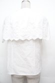 画像2: axes femme POETIQUE / 刺繍ケープ風ノースリブラウス  白 S-26-03-23-001-AX-BL-AS-ZS (2)