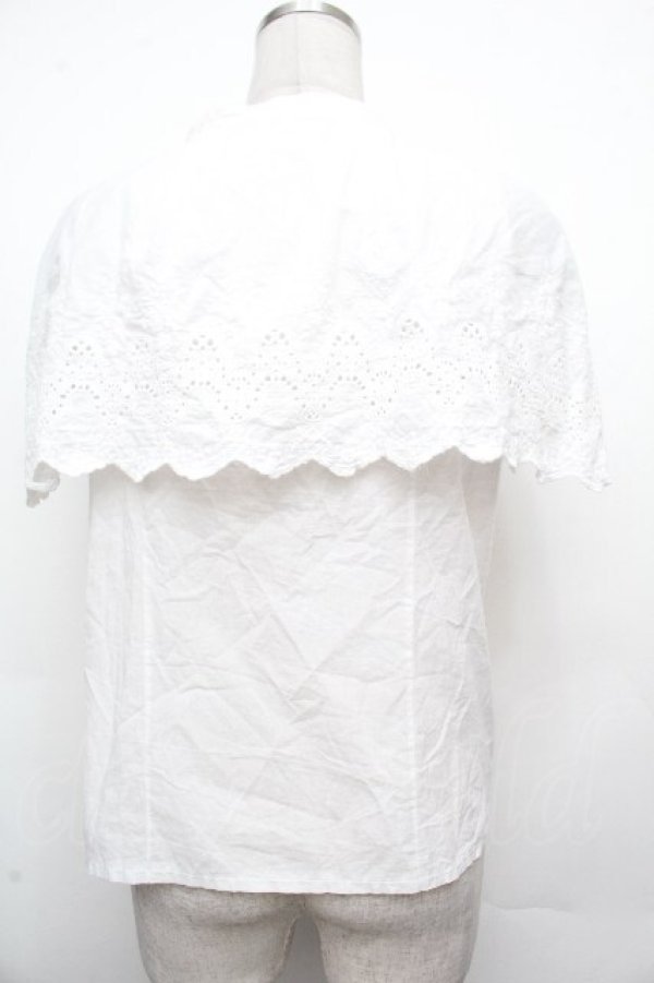 画像2: axes femme POETIQUE / 刺繍ケープ風ノースリブラウス  白 S-26-03-23-001-AX-BL-AS-ZS (2)