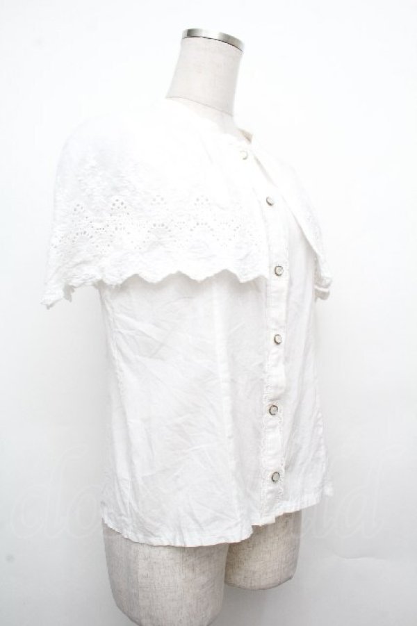 画像3: axes femme POETIQUE / 刺繍ケープ風ノースリブラウス  白 S-26-03-23-001-AX-BL-AS-ZS (3)