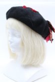 画像1: ATELIER PIERROT / ハリー・ポッター リボンブローチ付きレースアップベレー帽  黒ｘ赤 S-26-04-04-045-EL-AC-HR-ZS (1)