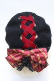 画像2: ATELIER PIERROT / ハリー・ポッター リボンブローチ付きレースアップベレー帽  黒ｘ赤 S-26-04-04-045-EL-AC-HR-ZS (2)