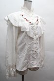 画像3: axes femme / ローズ刺繍フリルブラウス  オフ S-26-04-07-040-AX-BL-AS-ZS (3)