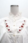 画像4: axes femme / ローズ刺繍フリルブラウス  オフ S-26-04-07-040-AX-BL-AS-ZS (4)