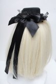 画像2: GOTH / コサージュ付きレースミニハット  黒 S-26-04-07-018-GO-AC-HR-ZS (2)