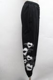 画像2: NieR Clothing / プリントスウェットパンツ  黒 S-26-04-10-060-PU-PA-HR-ZS (2)