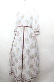 画像2: axes femme / ウォールオーナメント柄ワンピース  白ｘグレー S-26-04-12-040-AX-OP-AS-ZS (2)