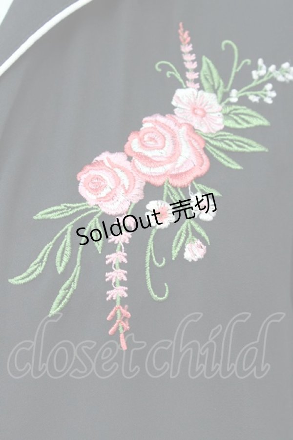 画像4: E hyphen world gallery PEACE / フロントフラワー刺繍ブラウス  クロ T-24-03-21-006-LO-BL-IG-ZT127 (4)