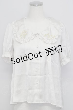 画像: Fi.n.t / 襟刺繍スカラップ半袖サテンブラウス  アイボリーＸゴールド T-24-10-31-021-CA-BL-HD-ZT279