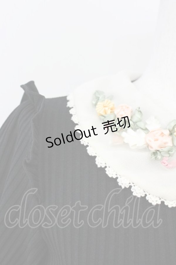 画像3: axes femme POETIQUE / フラワーリボン刺繍襟プルオーバー  黒Ｘアイボリー T-25-03-15-020-AX-TO-SA-ZT (3)