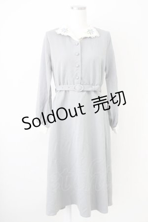画像: Fi.n.t / ミニブーケ刺繍クレリック衿ワンピース  グレー T-25-03-17-017-CA-OP-SA-ZI