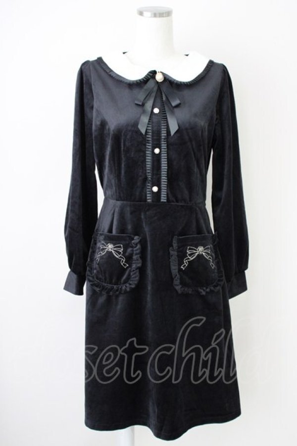 画像1: axes femme POETIQUE / ポケット刺繍ベロアワンピース  黒Ｘ白 T-25-03-17-020-AX-OP-SA-ZI (1)