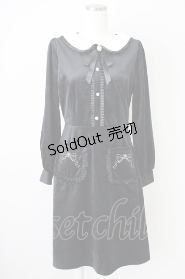 画像1: axes femme POETIQUE / ポケット刺繍ベロアワンピース  黒Ｘ白 T-25-03-17-020-AX-OP-SA-ZI (1)