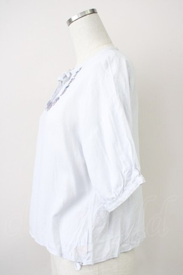 画像3: Fi.n.t / ヨークフルーツ刺繍ブラウス  サックス T-25-03-17-006-CA-BL-SA-ZI (3)