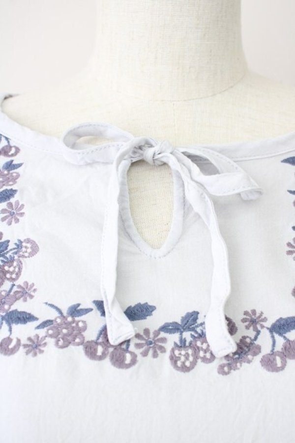 画像4: Fi.n.t / ヨークフルーツ刺繍ブラウス  サックス T-25-03-17-006-CA-BL-SA-ZI (4)