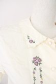 画像3: Fi.n.t / フロント小花刺繍ブラウス  アイボリー T-25-04-21-004-CA-BL-SA-ZI (3)