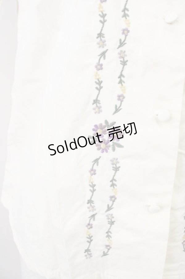 画像4: Fi.n.t / フロント小花刺繍ブラウス  アイボリー T-25-04-21-004-CA-BL-SA-ZI (4)