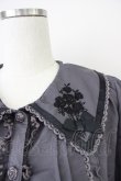 画像4: axes femme POETIQUE / 薔薇ブーケ刺繍入りブラウス  グレー T-25-04-21-014-AX-BL-SA-ZI (4)