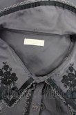 画像8: axes femme POETIQUE / 薔薇ブーケ刺繍入りブラウス  グレー T-25-04-21-014-AX-BL-SA-ZI (8)