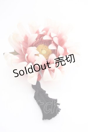 画像: WONDERFUL WORLD / ビーズタッセル付き菊コサージュ  ホワイト T-25-04-25-010-LO-ZA-SA-ZT