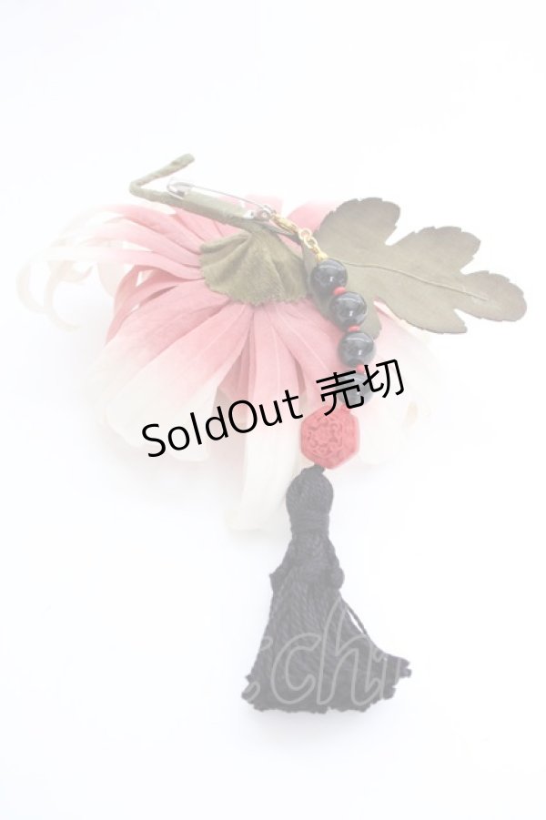 画像2: WONDERFUL WORLD / ビーズタッセル付き菊コサージュ  ホワイト T-25-04-25-010-LO-ZA-SA-ZT (2)